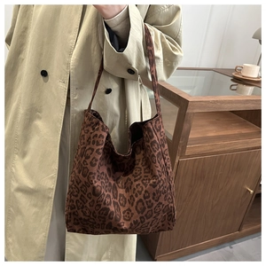 Detail of soft leopard print tote bag with large capacity on shoulder of a model
