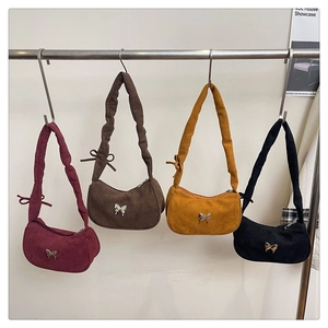 Détail de sacs à bandoulière en daim en quatre couleurs avec papillons argentés