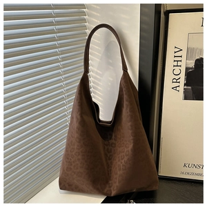 Détail de la texture léopard marron du sac hobo avec une finition en velours doux