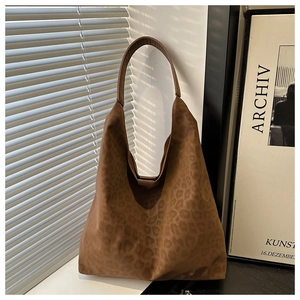 Détail du sac hobo en daim souple à motif léopard avec jeux d'ombre et de lumière