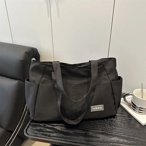 Grande borsa tote in tela nera da donna per pendolari con tasche multiple e tessuto resistente