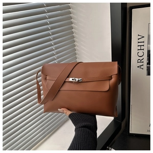 Dettaglio borsa in pelle marrone con chiusura girevole in metallo argento