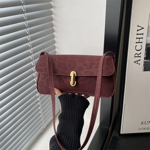 Retro leopard print handbag in wine red with golden buckle and sleek leather shoulder strap