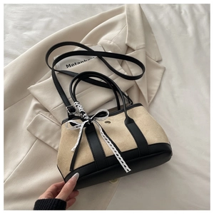 Détail du sac à coutures imprimé léopard avec nœud en dentelle et bandoulière