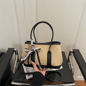 Sac fourre-tout en toile beige léopard avec garniture en cuir noir et nœud en dentelle
