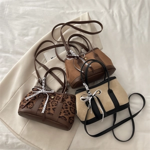 Trois sacs cabas à motif léopard et unis avec nœuds décoratifs et bandoulière amovible