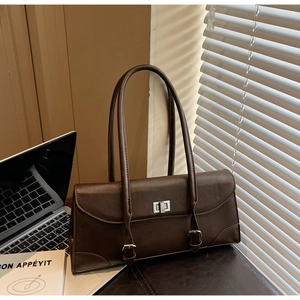 Vue détaillée du sac baguette marron foncé avec fermoir rotatif argenté et surpiqûres