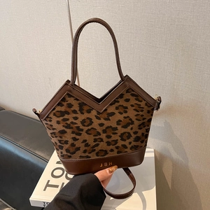 Sac à Bandoulière Matelassé Imprimé Léopard Rétro Pour Femmes Sac Cabas En Cuir PU Grande Capacité Avec Pendentif Ours En Peluche