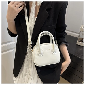 Détail du mini sac à main blanc en cuir PU avec texte mode et boucles métalliques dorées