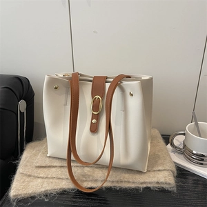 Sac fourre-tout crème rétro avec bandoulières marron et boucle dorée sur écharpe