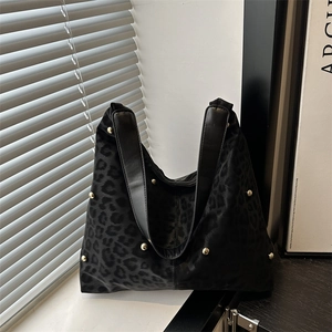 Schicke Tote-Bag mit Leopardenmuster, Goldnieten und breiten Schultergurten