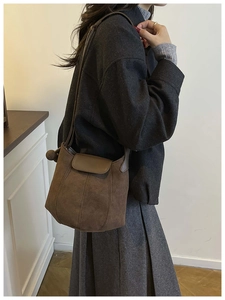 Sac seau givré marron porté par un mannequin pour un look bandoulière vintage