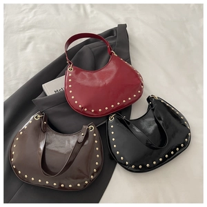 Trois sacs hobo en cuir verni brillant avec des clous dorés le long du bord inférieur incurvé