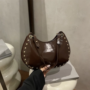 Sac Hobo à Rivets Vintage Punk pour Femmes Grande Capacité en Cuir PU Brillant Sac à Bandoulière Rétro Style de Rue Sac Sous le Bras
