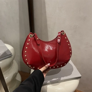 Sac croissant rouge brillant vintage avec rivets dorés et double bandoulière
