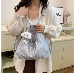 Borsa tote plissettata argento con ciondolo a nuvola e comodi spallacci doppi per donna
