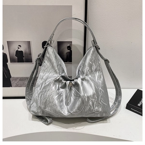 Vista dettagliata della borsa tote argento con texture stropicciata e cordoncino
