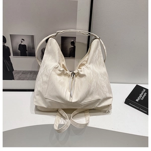 Vista dettagliata della borsa tote in PU bianco con tasca a coulisse e anelli in metallo