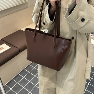 Borsa tote minimalista marrone cioccolato in pelle con manici lunghi da donna