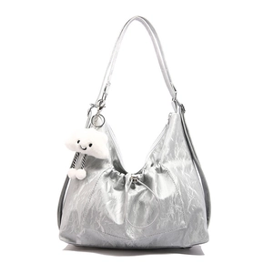 Borsa hobo argento metallizzato con texture a pieghe e ciondolo a nuvola di peluche