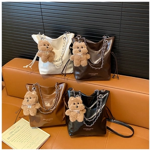 Sacs seau en cuir verni blanc, noir et marron avec charms ours en peluche et chaînes