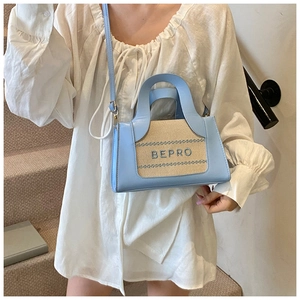 Detailansicht der Handtasche aus blauem Leder und beigem Stoff mit BEPRO-Stickerei