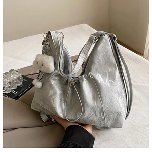 Détail du sac cabas froissé argenté métallisé avec accessoire charm nuage en peluche