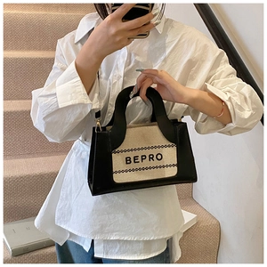 Detail des BEPRO-Logos auf einer zweifarbigen Canvas- und Leder-Umhängetasche für Damen