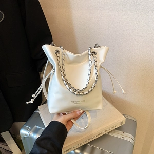 Sac seau chic en cuir blanc brillant avec chaîne argentée et fermeture à cordon