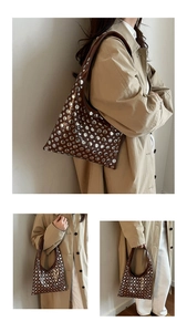 Détail du sac seau vintage marron avec clous métalliques argentés et bandoulière