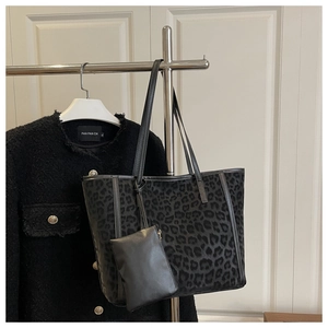Vue détaillée du sac cabas à imprimé léopard avec texture peluche et anses noires