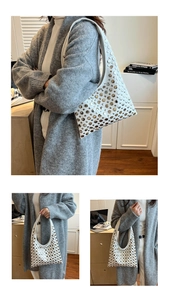 Détail du sac seau hobo blanc avec des rivets métalliques argentés sur la bandoulière
