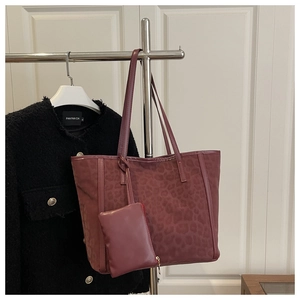 Vue détaillée du cabas bordeaux en daim à motif léopard avec pochette assortie