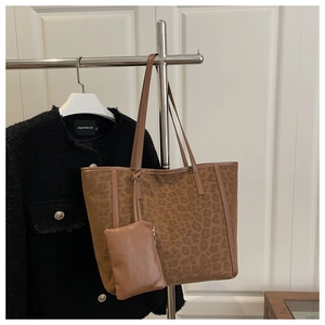 Grand sac cabas léopard avec petite pochette assortie et anses en cuir marron