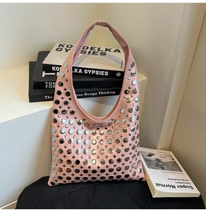 Détail du sac sous le bras punk rose avec rivets argentés sur cuir PU mat de luxe
