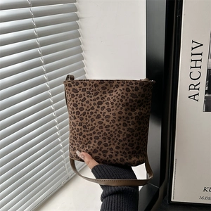 Large capacity leopard print bucket bag with brown shoulder strap for spring 2026