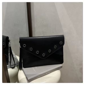 Detail der schwarzen Leder-Briefumschlagtasche mit V-förmigen Metallösen und Handschlaufe