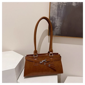 Detail der karamellbraunen Retro-Schultertasche mit silbernem Metallhaken und Schnalle