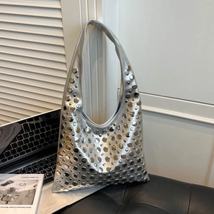 Sac seau métallisé argenté avec clous de style punk et large poignée intégrée