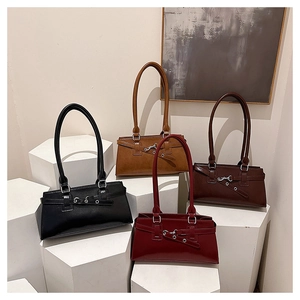 Elegante Baguette-Taschen in Schwarz, Karamell, Burgund und Dunkelbraun auf Verkaufsständern