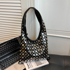 Sac seau en cuir noir minimaliste avec clous rivetés argentés et large bandoulière