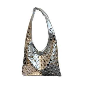 Sac à bandoulière hobo argenté avec rivets de style punk et intérieur spacieux