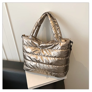 Vue détaillée du sac cabas matelassé doré champagne avec une texture métallique chic