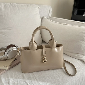 Borsa a Tracolla da Donna in Pelle PU Vintage Grande Capacità Borsa da Pendolare Con Ciondolo Metallico Dorato Tinta Unita Elegante Borsa Sottobraccio
