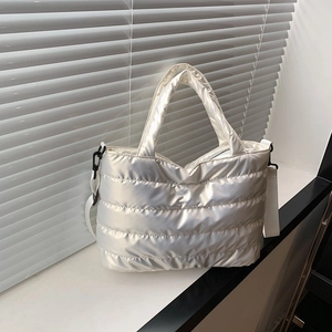 Sac fourre-tout matelassé argenté moderne avec poignées et bandoulière réglable