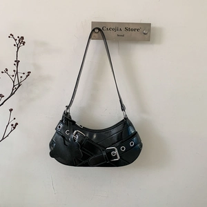 Borsa hobo nera lucida con fibbie argentate e ciondolo a farfalla in stile retrò Y2K