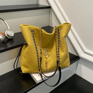Grande borsa tote gialla glitterata con tracolla a catena e nappina per uso quotidiano