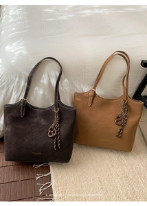 Détails du sac cabas vintage montrant la texture du cuir mat et l'inscription dorée