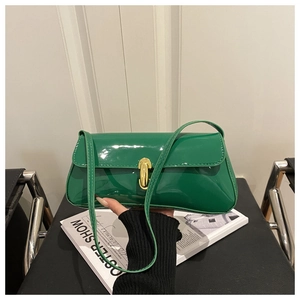 Détail du sac baguette en cuir verni vert avec un fermoir rotatif en métal doré