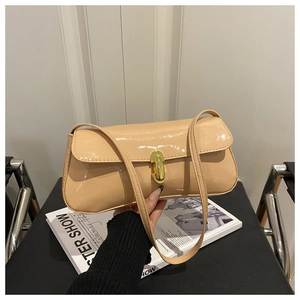 Vue détaillée du sac porté épaule en cuir verni beige avec fermoir en métal doré
